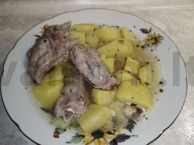 Bulvytė, troškinta su kiaulienos šonkauliais pagrindine nuotrauka