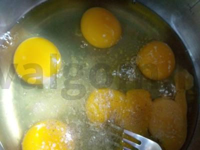 Omletas su grietinėle ir rūkytos dešros Žingsnis 1