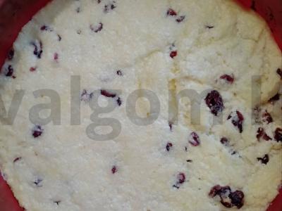 Kefyro apkepas su džiovintomis spanguolėmis Žingsnis 3