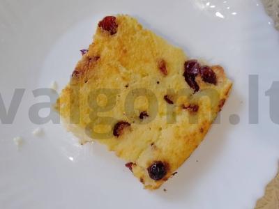 Kefyro apkepas su džiovintomis spanguolėmis pagrindine nuotrauka