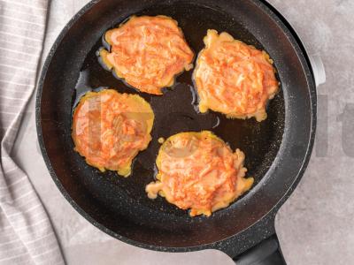 Morkų blynai su manų kruopomis Žingsnis 9