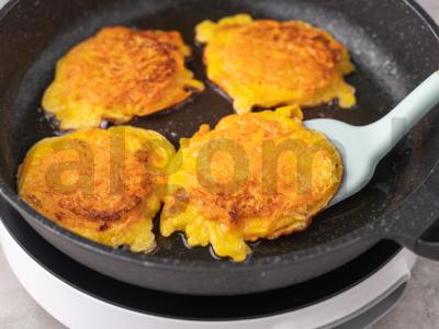 Morkų blynai su manų kruopomis Žingsnis 10