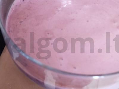 Uogų jogurtas iš pieno ir grietinės pagrindine nuotrauka