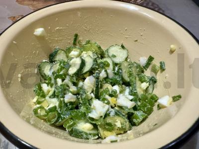 Vasaros žalias salotas pagrindine nuotrauka