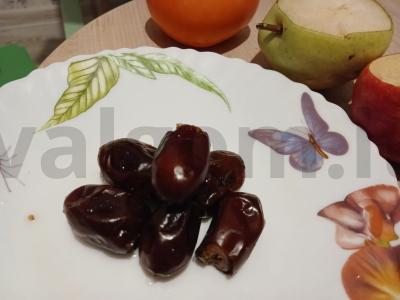 Vaisių lėkštė su datulėmis ir cukraus pudra Žingsnis 1