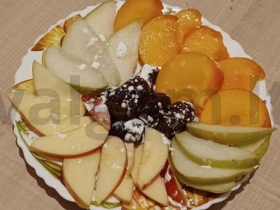 Vaisių lėkštė su datulėmis ir cukraus pudra pagrindine nuotrauka