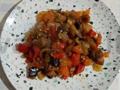 Daržovių troškinys su baklažanu pagrindine nuotrauka