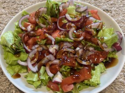 Daržovių salotas prie mėsos patiekalo „Žieminis“ pagrindine nuotrauka