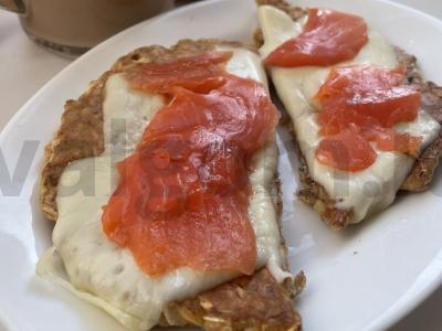 Avižų blynas su upėtakiu skaniam pusryčiui pagrindine nuotrauka