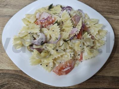 Makaronai su virta-rūkyta krūtinėle ir daržovėmis grietinėlės padaže pagrindine nuotrauka