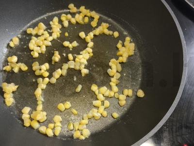 Omletas su kukurūzais ir varškės sūriu Žingsnis 1