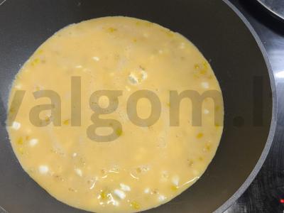 Omletas su kukurūzais ir varškės sūriu Žingsnis 4