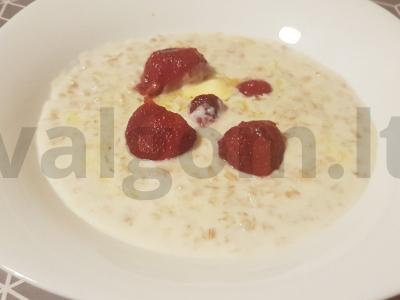 Avižinė košė su sviestu ir braškėmis pagrindine nuotrauka