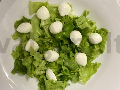 Salotos su alyvuogėmis, mocarela ir salotų lapais Žingsnis 2