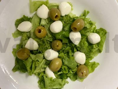 Salotos su alyvuogėmis, mocarela ir salotų lapais Žingsnis 3