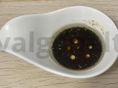 Salotos su alyvuogėmis, mocarela ir salotų lapais Žingsnis 4