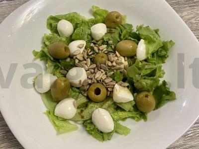 Salotos su alyvuogėmis, mocarela ir salotų lapais pagrindine nuotrauka