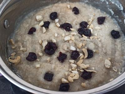 Avižinė košė su džiovintomis vyšniomis ir anakardžiais Žingsnis 3