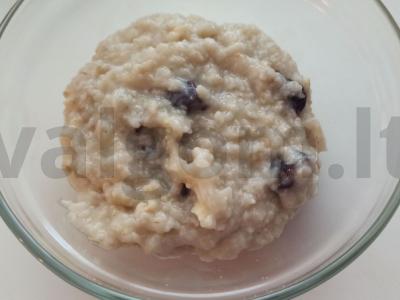 Avižinė košė su džiovintomis vyšniomis ir anakardžiais pagrindine nuotrauka