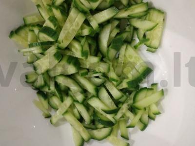 Lengvas salotas su žaliais žirneliais ir majonezu Žingsnis 1