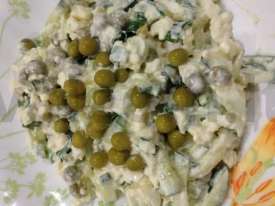 Lengvas salotas su žaliais žirneliais ir majonezu pagrindine nuotrauka