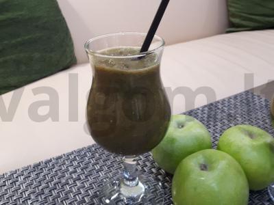 Obuolių ir špinatų smoothie pagrindine nuotrauka