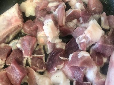 Kepimas iš kiaulienos su paprikomis ir žolelėmis Žingsnis 1