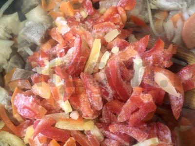 Kepimas iš kiaulienos su paprikomis ir žolelėmis Žingsnis 3