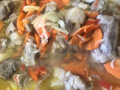 Kepimas iš kiaulienos su paprikomis ir žolelėmis Žingsnis 4