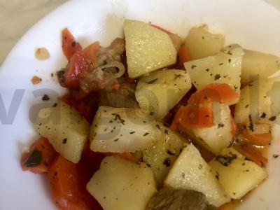 Kepimas iš kiaulienos su paprikomis ir žolelėmis pagrindine nuotrauka