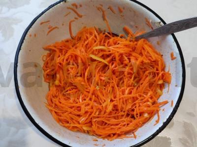 Korėjietiškos morkos su actu ir česnaku pagrindine nuotrauka