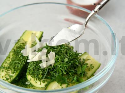 Sūdyti agurkai maišelyje Žingsnis 3