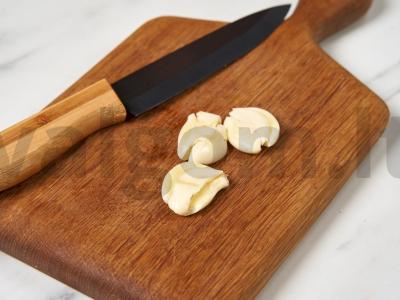 Čkmerulis su grietinėlės padažu keptuvėje Žingsnis 1