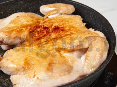 Čkmerulis su grietinėlės padažu keptuvėje Žingsnis 4