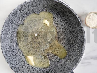 Čkmerulis su grietinėlės padažu keptuvėje Žingsnis 5