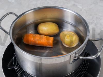 Skanus Olivier salotas su dešra ir česnaku Žingsnis 1