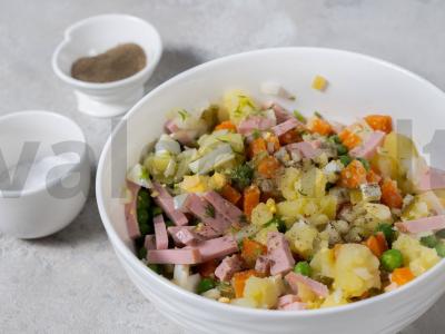 Skanus Olivier salotas su dešra ir česnaku Žingsnis 16