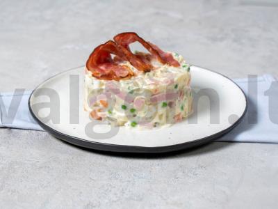 Skanus Olivier salotas su dešra ir česnaku pagrindine nuotrauka