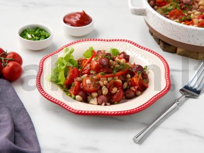 Pupelės su medžiotojų dešrelėmis pagrindine nuotrauka