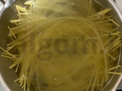 Makaronai su krevetėmis ir vyšniniais pomidorais grietinėlės padaže Žingsnis 1