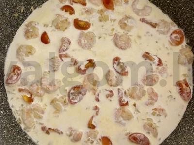 Makaronai su krevetėmis ir vyšniniais pomidorais grietinėlės padaže Žingsnis 4