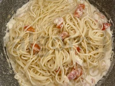 Makaronai su krevetėmis ir vyšniniais pomidorais grietinėlės padaže Žingsnis 5