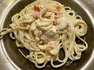 Makaronai su krevetėmis ir vyšniniais pomidorais grietinėlės padaže pagrindine nuotrauka