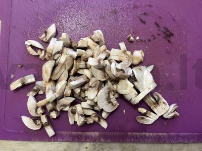 Skanus salotas su grybais ir marinuotais raudonaisiais pupelėmis Žingsnis 3