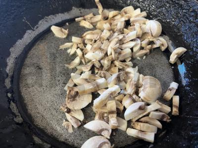 Skanus salotas su grybais ir marinuotais raudonaisiais pupelėmis Žingsnis 5