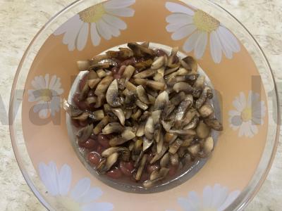 Skanus salotas su grybais ir marinuotais raudonaisiais pupelėmis Žingsnis 10