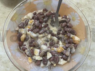 Skanus salotas su grybais ir marinuotais raudonaisiais pupelėmis Žingsnis 14