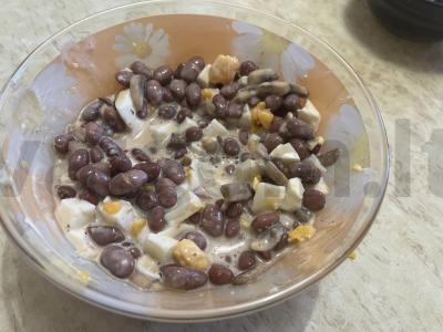 Skanus salotas su grybais ir marinuotais raudonaisiais pupelėmis pagrindine nuotrauka