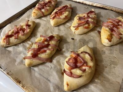 Sūrio valtelės su pomidoru ir lašiniais pagrindine nuotrauka