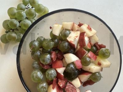 Vaisių salotos su braškių pasta pagrindine nuotrauka